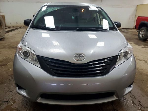 2015 TOYOTA SIENNA
