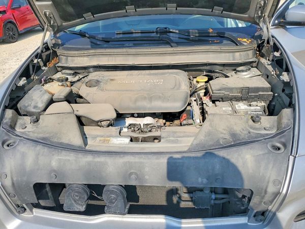 2017 JEEP CHEROKEE Limited — Engine bay