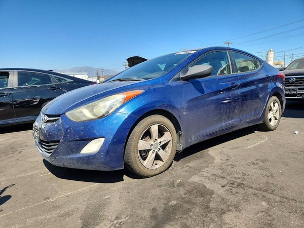 2013 HYUNDAI ELANTRA — Front 3/4