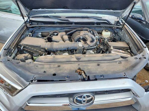 2018 TOYOTA 4RUNNER — Engine bay