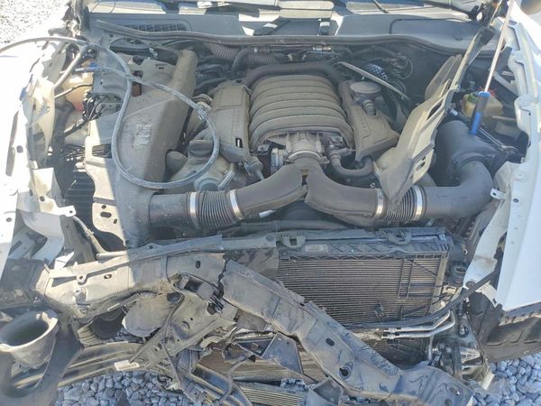 2013 PORSCHE CAYENNE S — Engine bay