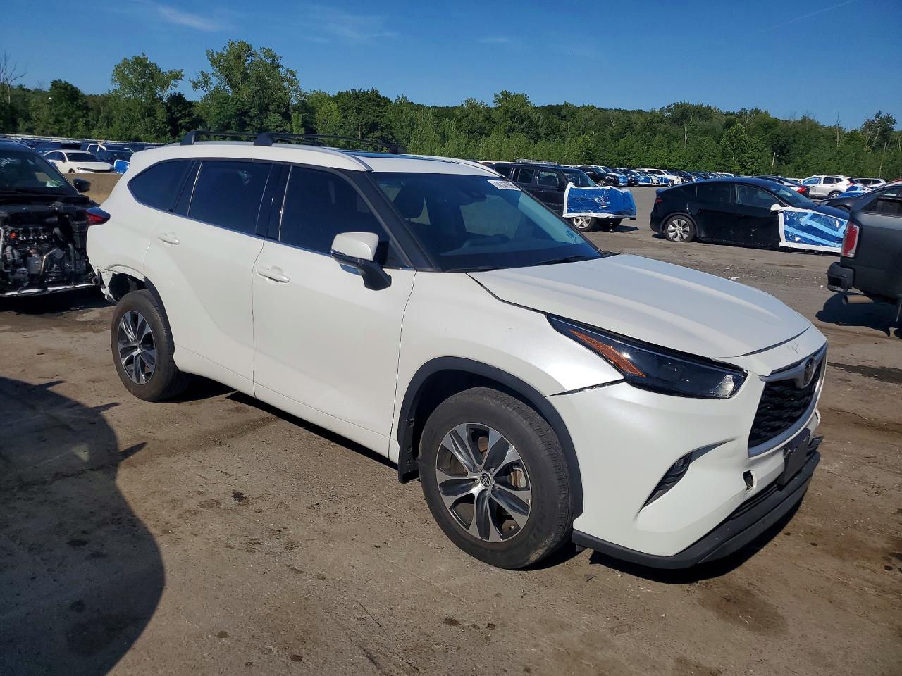 2022 TOYOTA HIGHLANDER XLE