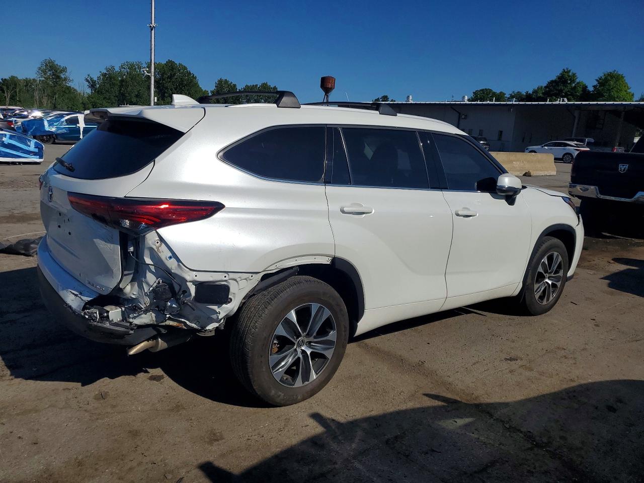 2022 TOYOTA HIGHLANDER XLE