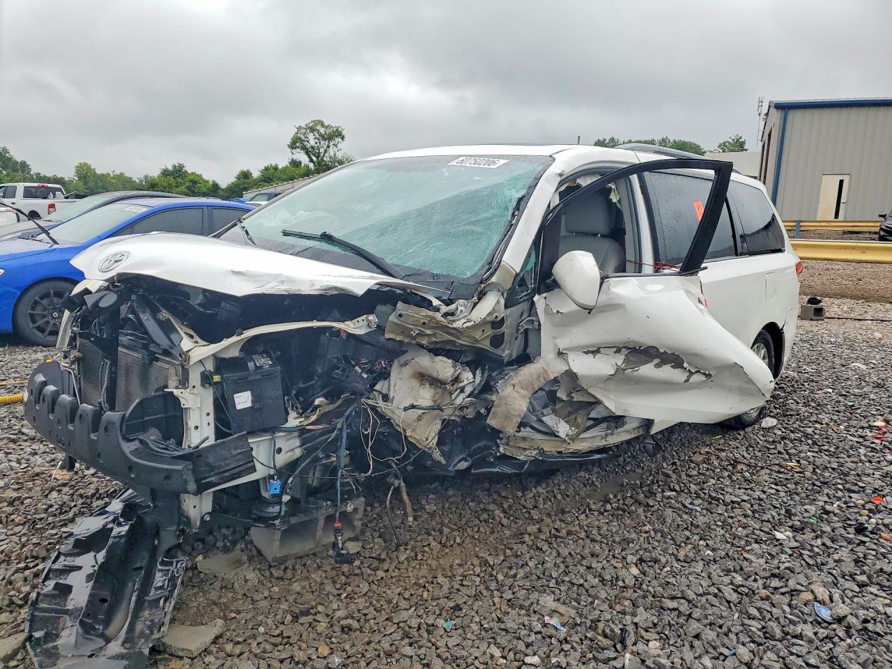 2012 TOYOTA SIENNA — Front 3/4