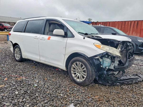 2012 TOYOTA SIENNA — Passenger 3/4