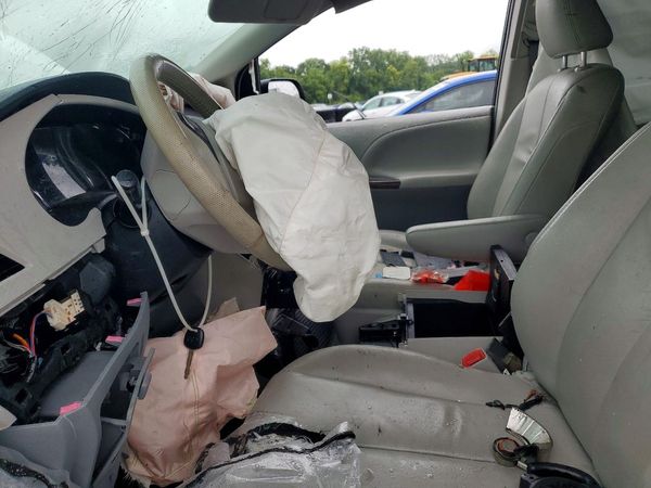 2012 TOYOTA SIENNA — DENT