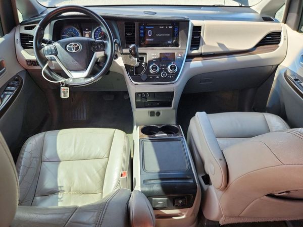 2016 TOYOTA SIENNA