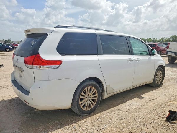 2014 TOYOTA SIENNA