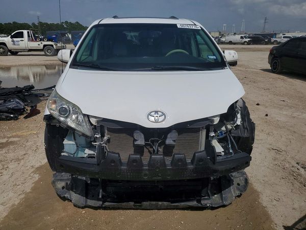 2014 TOYOTA SIENNA