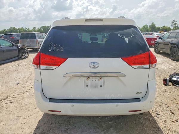2014 TOYOTA SIENNA