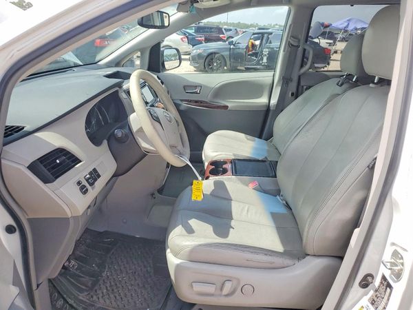 2014 TOYOTA SIENNA