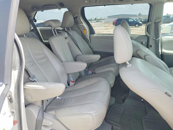 2014 TOYOTA SIENNA