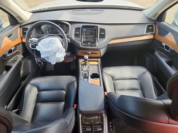 2022 VOLVO XC90