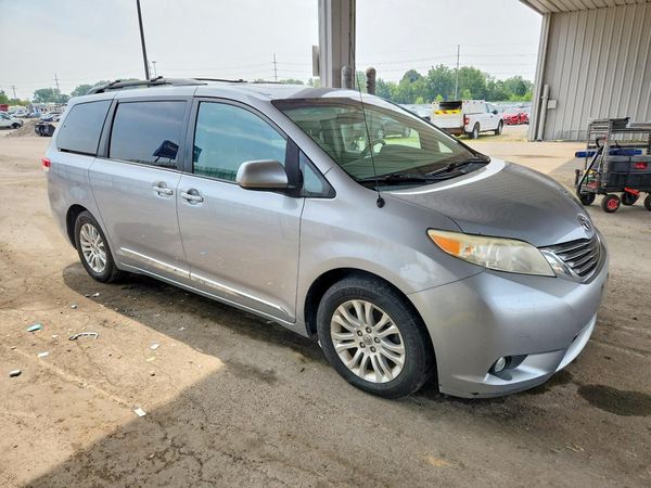 2014 TOYOTA SIENNA