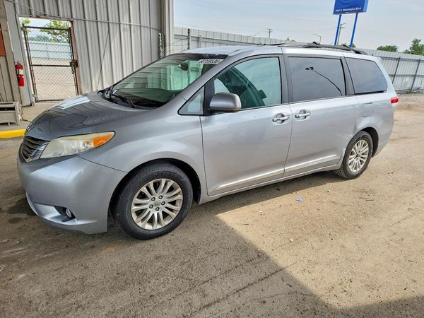 2014 TOYOTA SIENNA