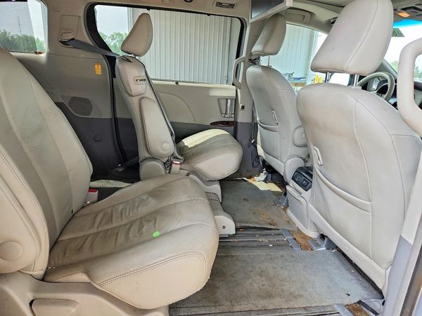 2014 TOYOTA SIENNA
