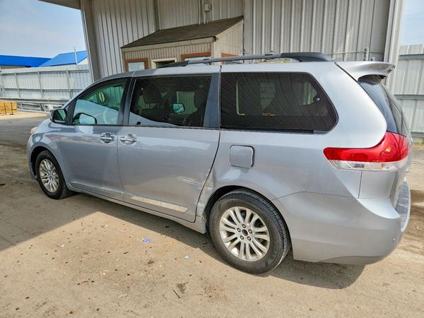 2014 TOYOTA SIENNA