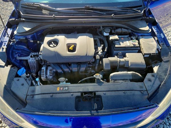 2020 HYUNDAI ELANTRA SE — Engine bay