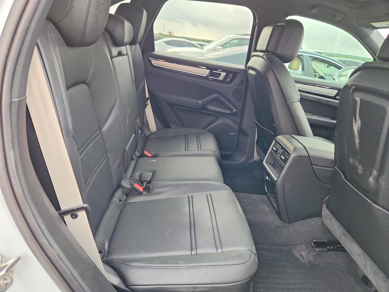 2022 PORSCHE CAYENNE Base