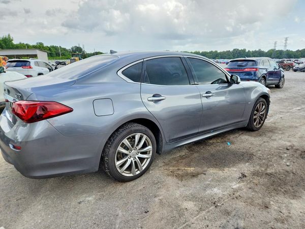 2017 INFINITI Q70