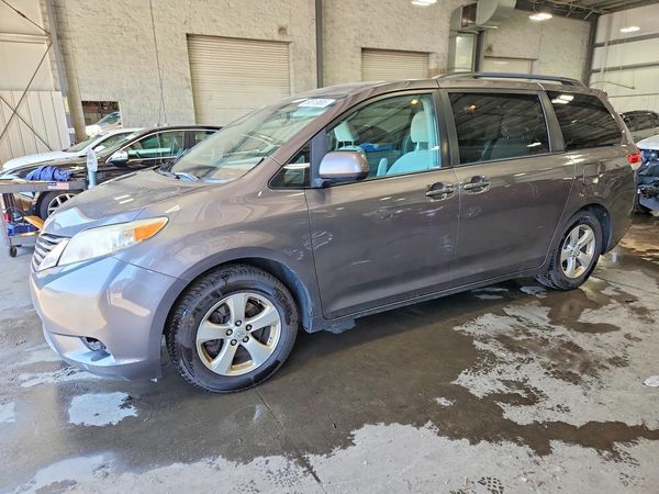 2014 TOYOTA SIENNA