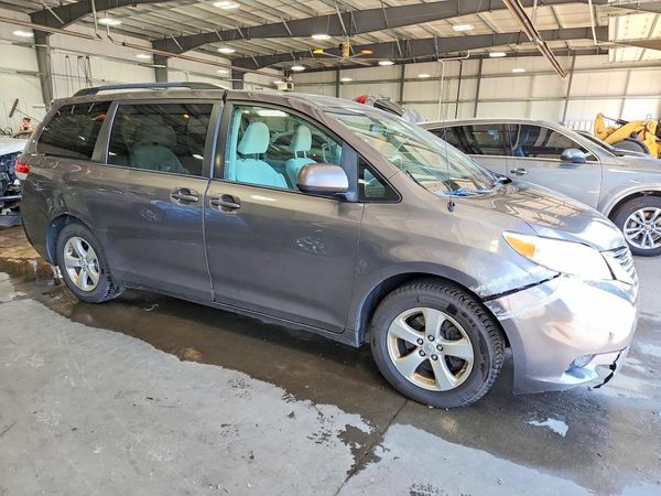 2014 TOYOTA SIENNA