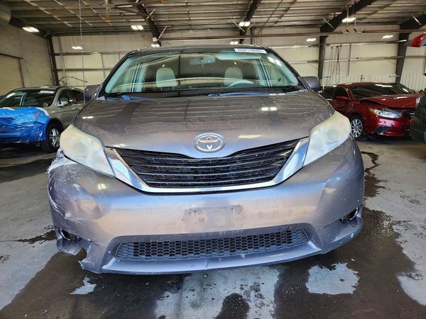 2014 TOYOTA SIENNA