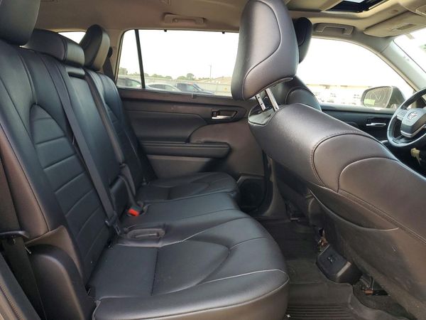 2022 TOYOTA HIGHLANDER XLE