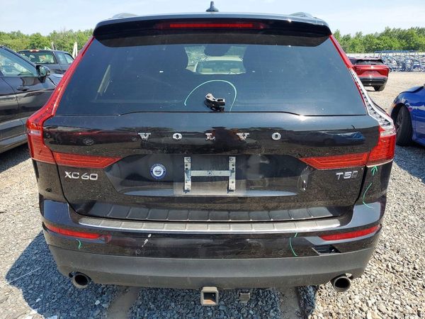2018 VOLVO XC60 Momentum