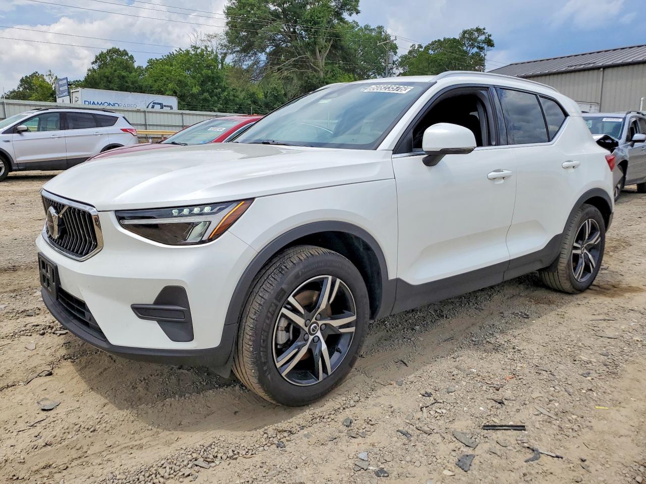 2025 VOLVO XC40 Core