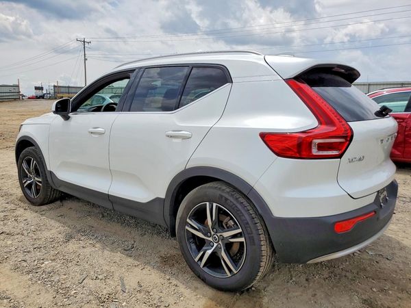 2025 VOLVO XC40 Core