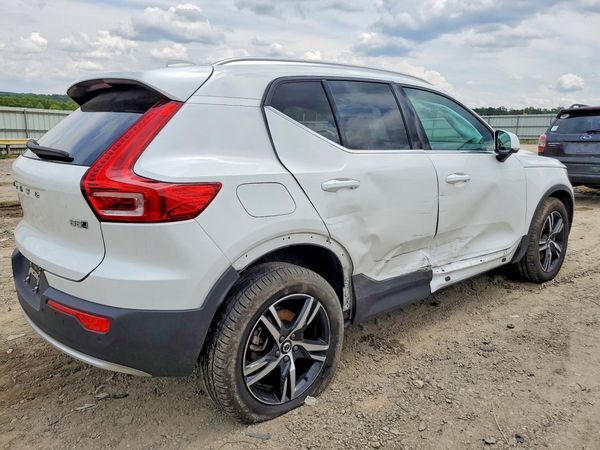 2025 VOLVO XC40 Core