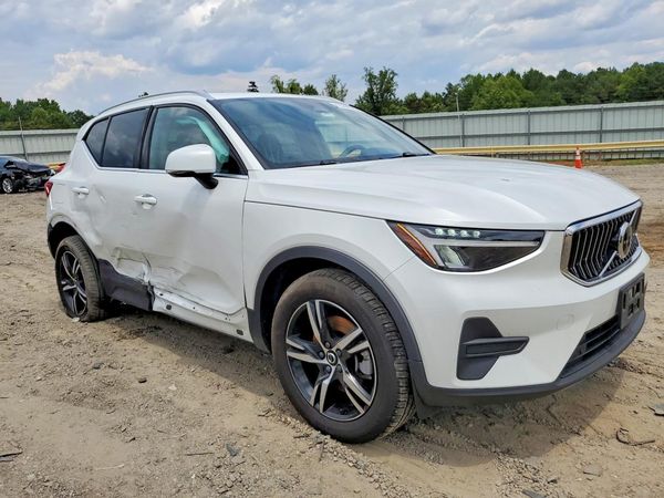 2025 VOLVO XC40 Core