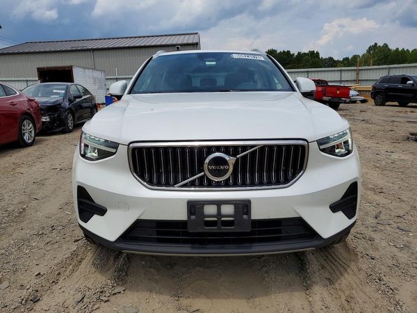 2025 VOLVO XC40 Core