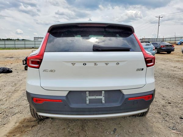 2025 VOLVO XC40 Core