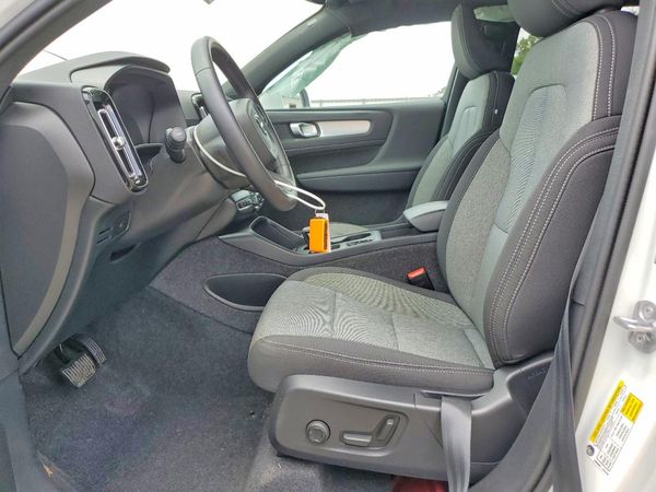 2025 VOLVO XC40 Core