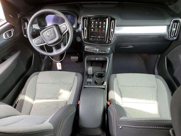 2025 VOLVO XC40 Core