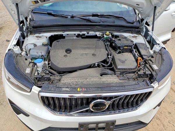 2025 VOLVO XC40 Core