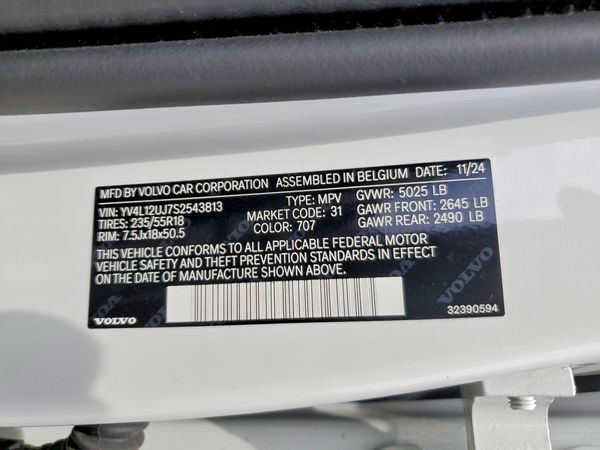 2025 VOLVO XC40 Core