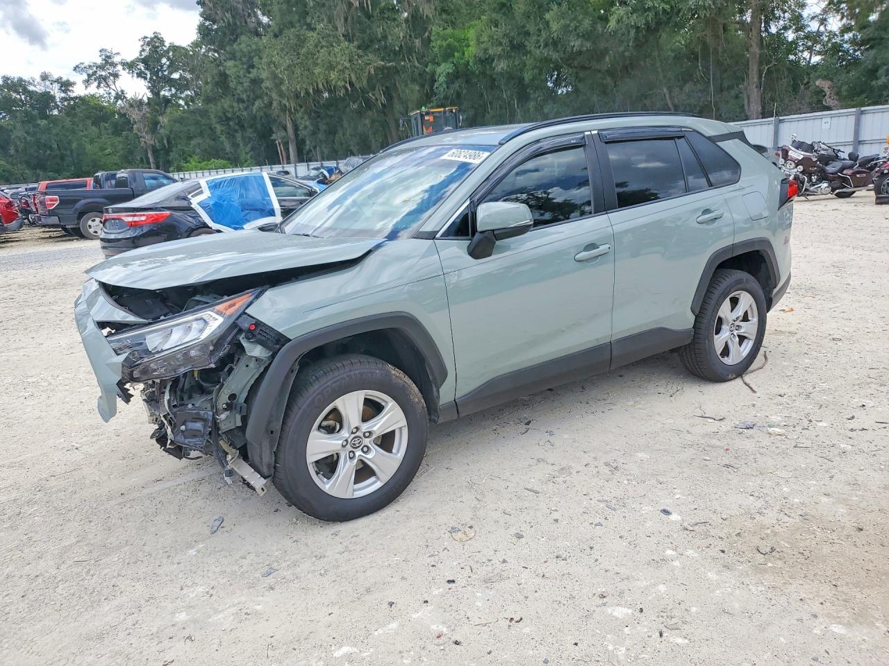 2020 TOYOTA RAV4 XLE — Front 3/4