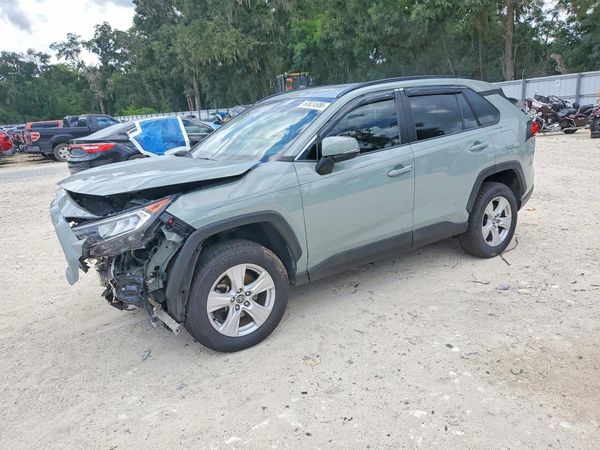 2020 TOYOTA RAV4 XLE — Front 3/4