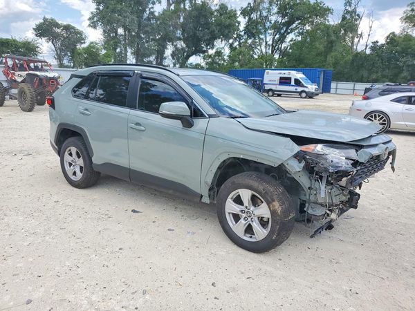 2020 TOYOTA RAV4 XLE — Passenger 3/4