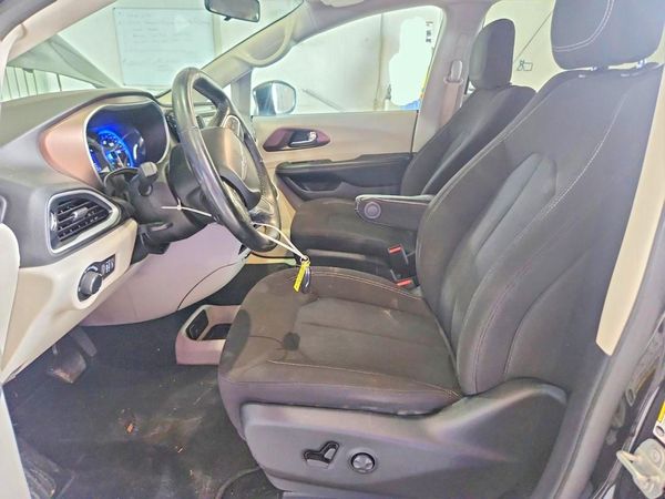 2020 CHRYSLER VOYAGER LX