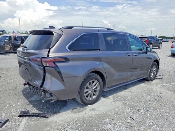 2023 TOYOTA SIENNA XLE
