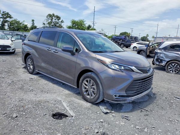 2023 TOYOTA SIENNA XLE
