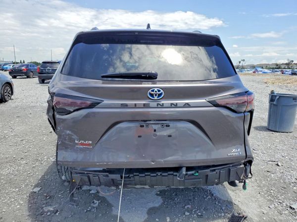 2023 TOYOTA SIENNA XLE