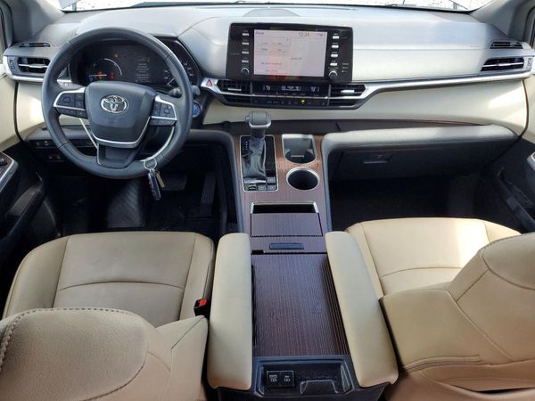 2023 TOYOTA SIENNA XLE