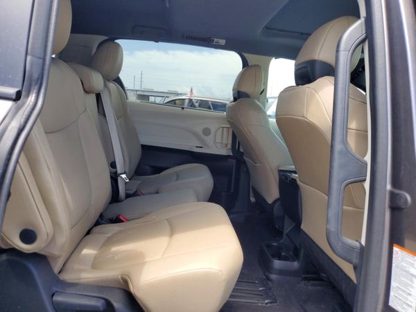 2023 TOYOTA SIENNA XLE