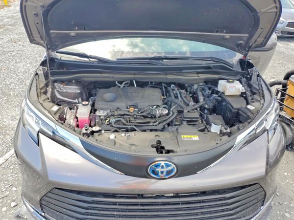 2023 TOYOTA SIENNA XLE