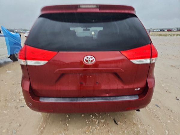 2013 TOYOTA SIENNA